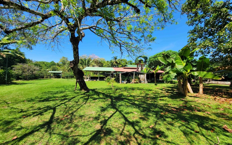 Large house on 1 acre lot, beach house, for sale, Beach front, Pavones, Punta Banco, Rustic house, Bed and breakfast for sale, Costa Rica, Pavones Real estate, 